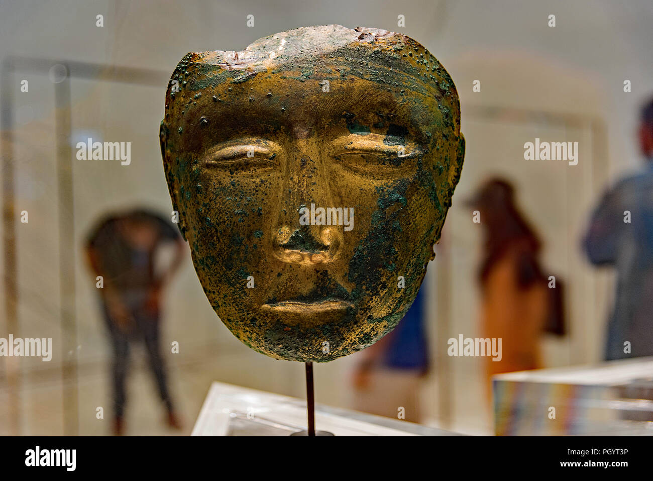 Masque antiques sur l'affichage dans le Louvre Abu Dhabi, UAE. Banque D'Images