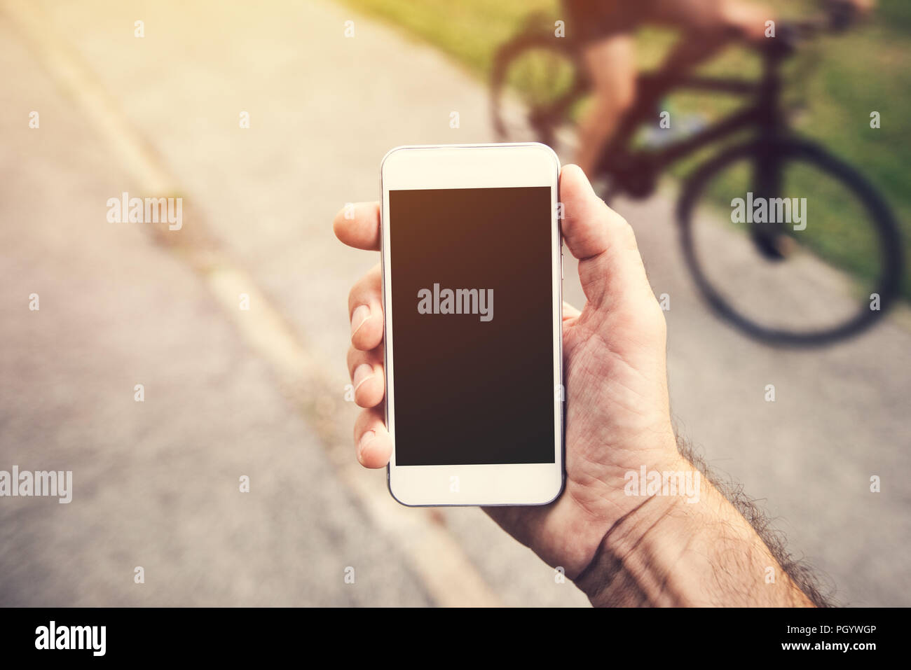 La main avec la maquette du smartphone copie espace, l'homme à l'aide de téléphone mobile contemporain moderne dans la rue en milieu urbain Banque D'Images
