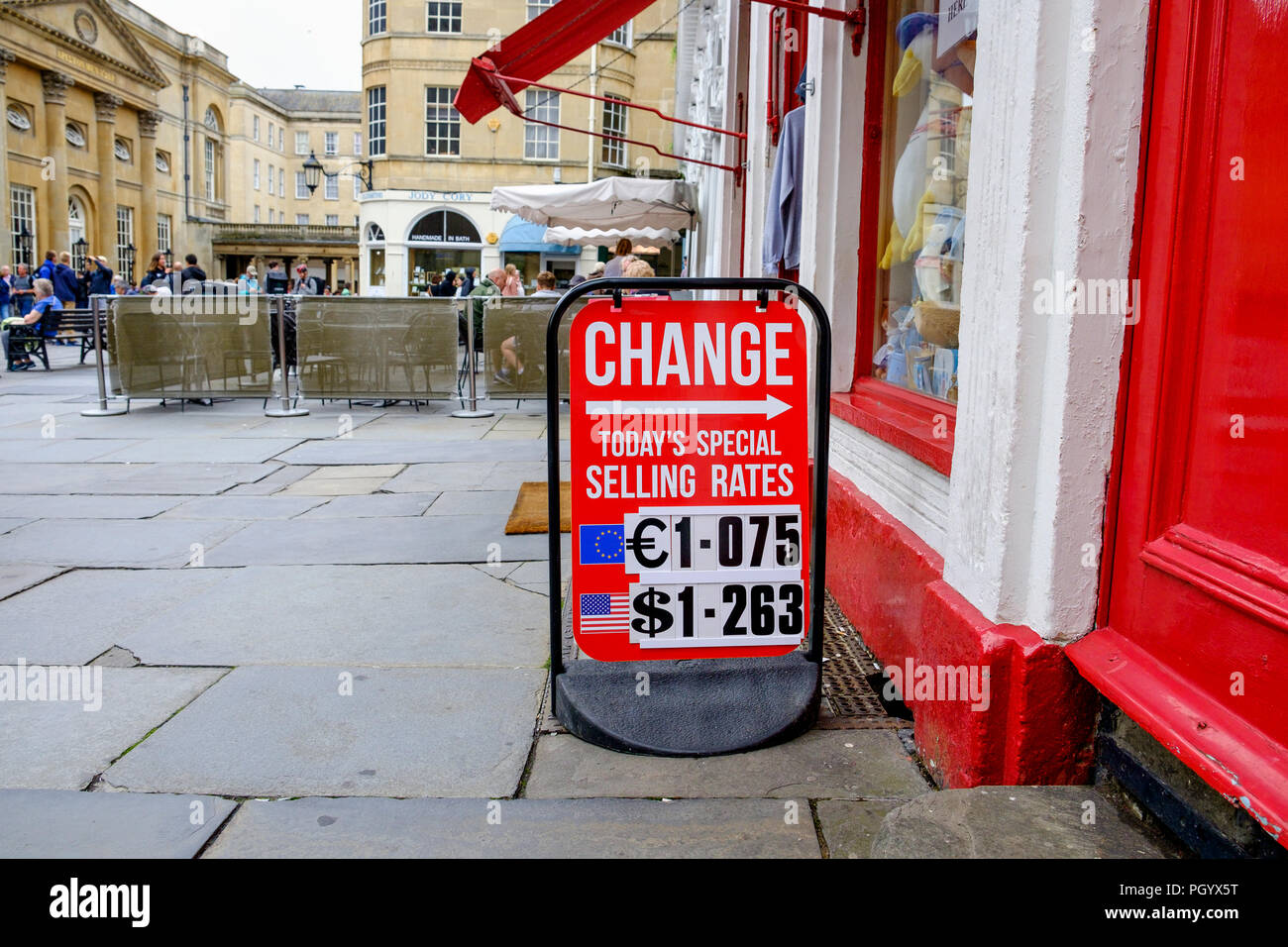 Un taux de change d'affichage est représenté à l'extérieur d'un des bureaux de change situés dans une boutique touristique à Bath, Angleterre Banque D'Images