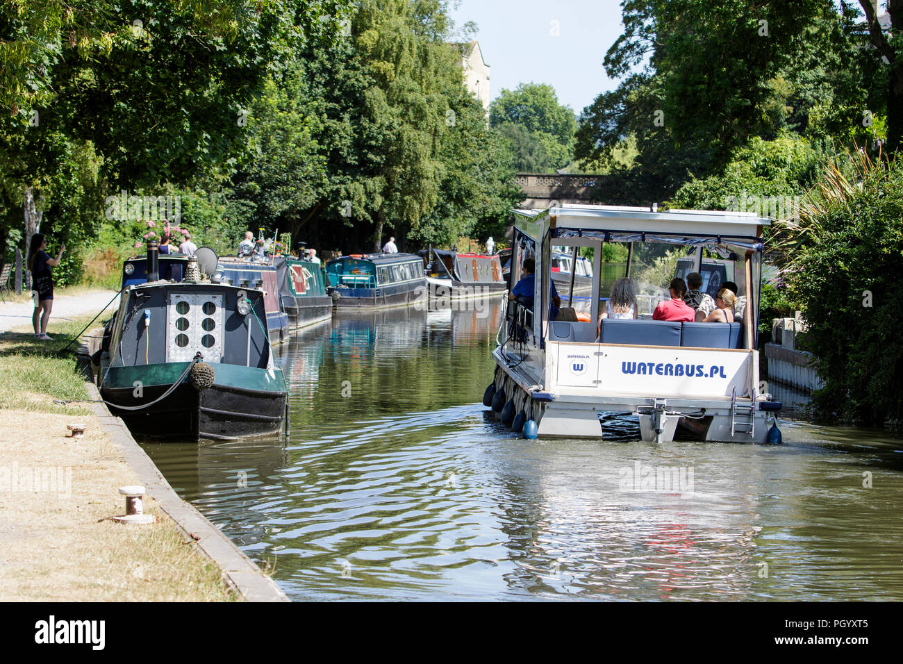 Un bus de l'eau est représenté passant narrowboats attaché à côté du chemin de halage sur le canal Kennet et Avon à Bath, Somerset, England, UK Banque D'Images