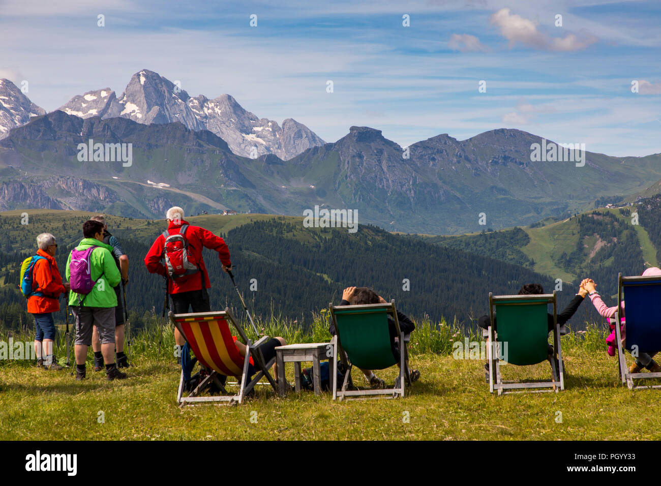 L'Italie, le Tyrol du Sud, Trentino, le Piz La Ila haut plateau près de la Villa / Stern, alpages, randonneur, belvédère à l'†tia de Bioch mountain hut Banque D'Images