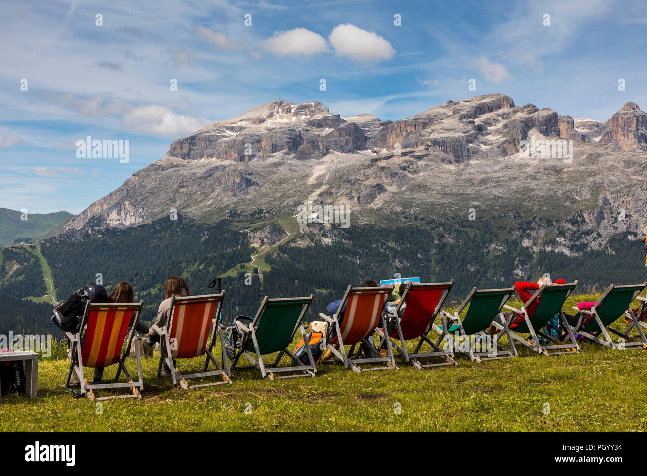 L'Italie, le Tyrol du Sud, Trentino, le Piz La Ila haut plateau près de la Villa / Stern, alpages, randonneur, belvédère à l'†tia de Bioch mountain hut Banque D'Images