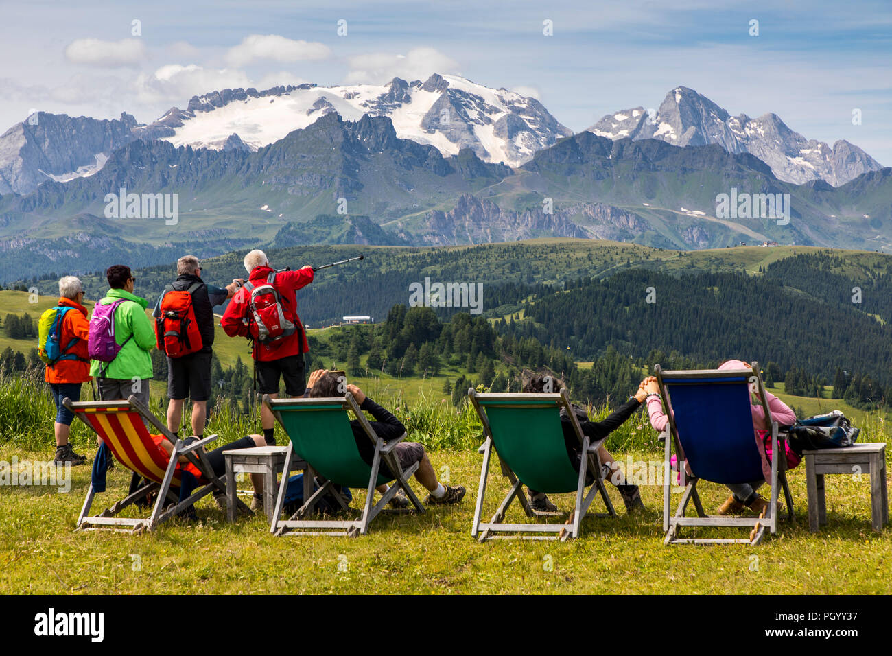 L'Italie, le Tyrol du Sud, Trentino, le Piz La Ila haut plateau près de la Villa / Stern, alpages, randonneur, belvédère à l'†tia de Bioch mountain hut Banque D'Images