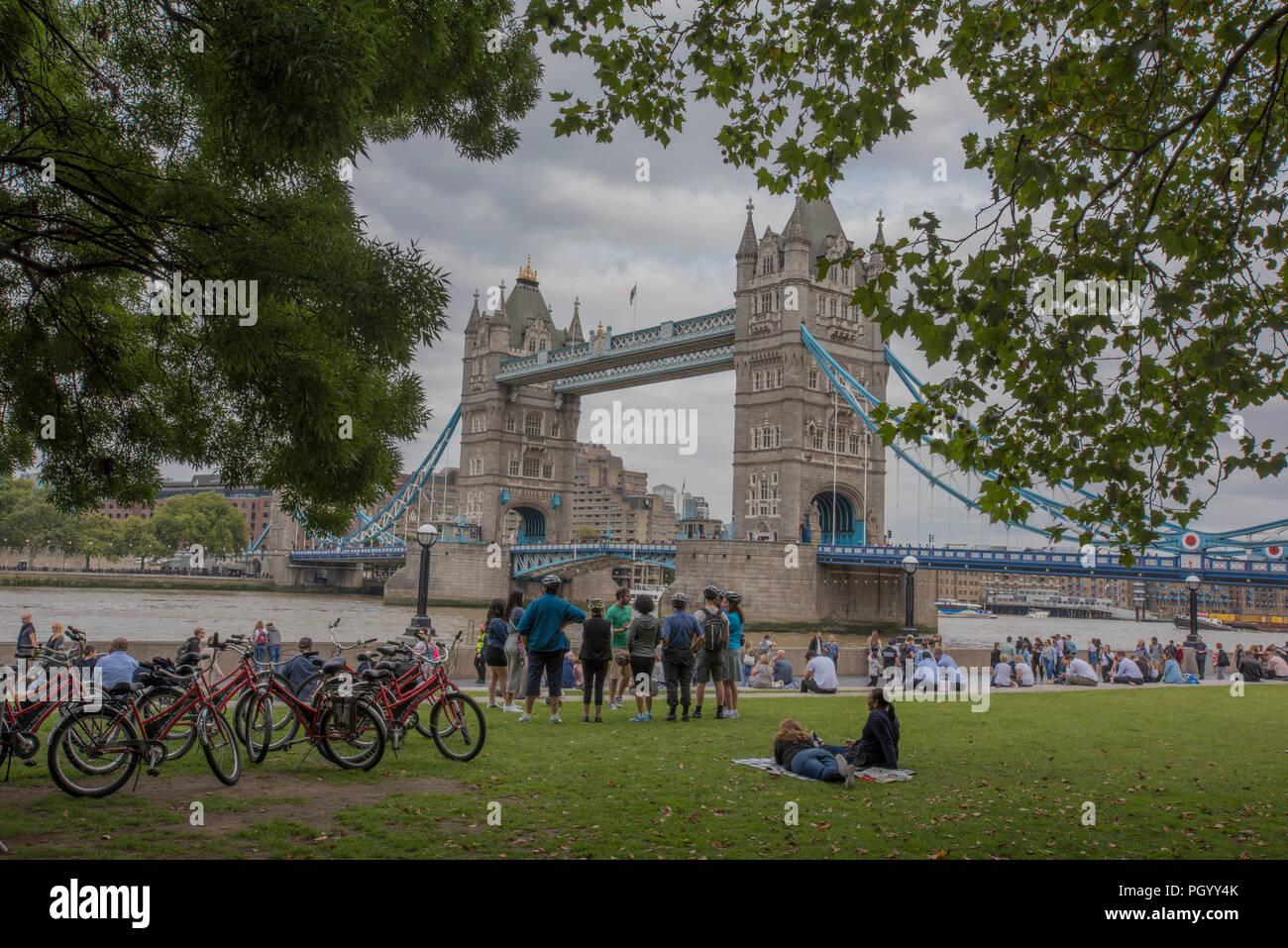 Un groupe de touristes orientaux dans une visite guidée de Londres à vélo à côté de Tower Bridge à Londres plus de Riverside. Banque D'Images