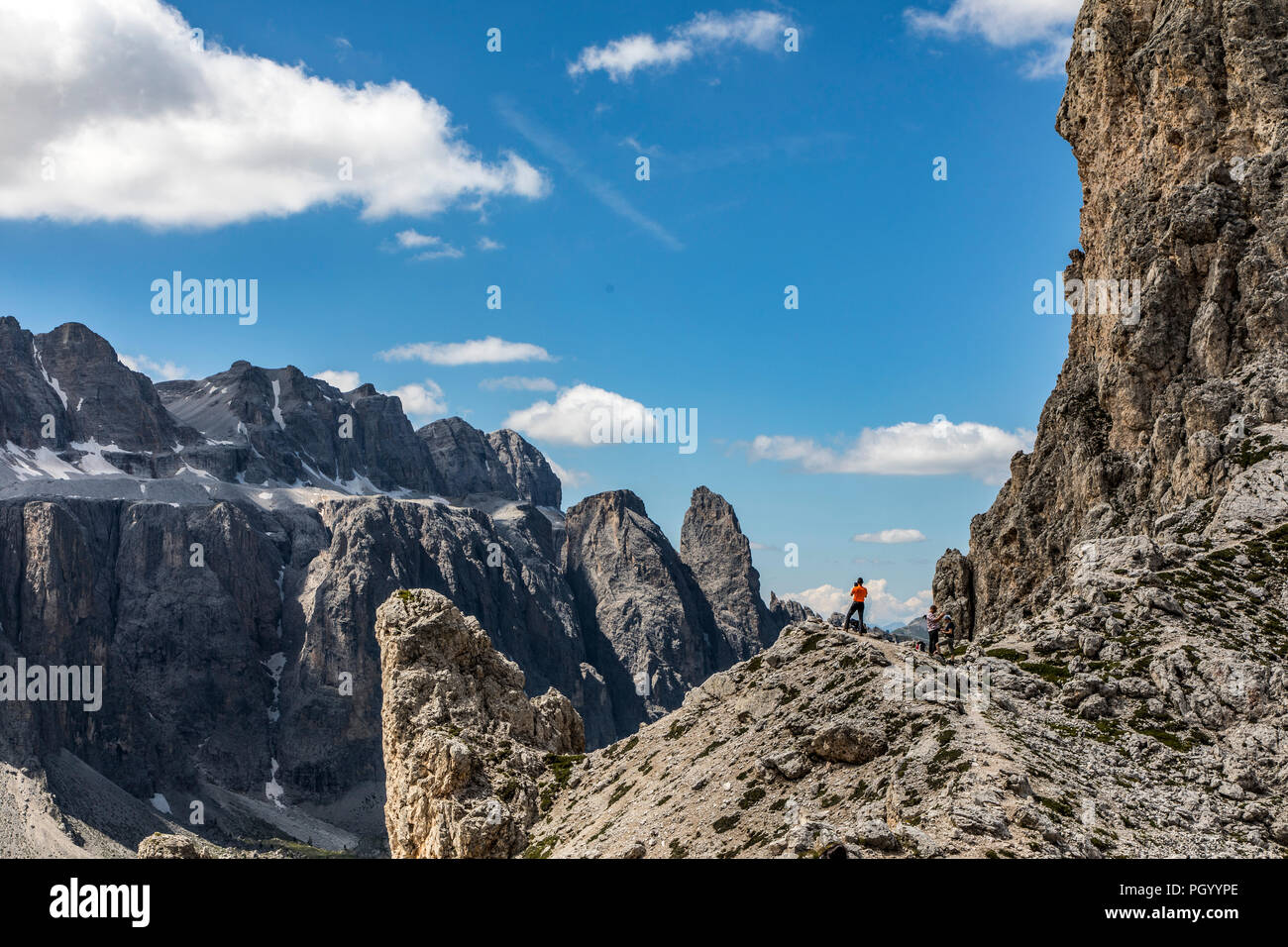 Le Randonneur dans le parc naturel de Puez-Geisler, Dolomites, le Tyrol du Sud, Trentino, en Italie Banque D'Images