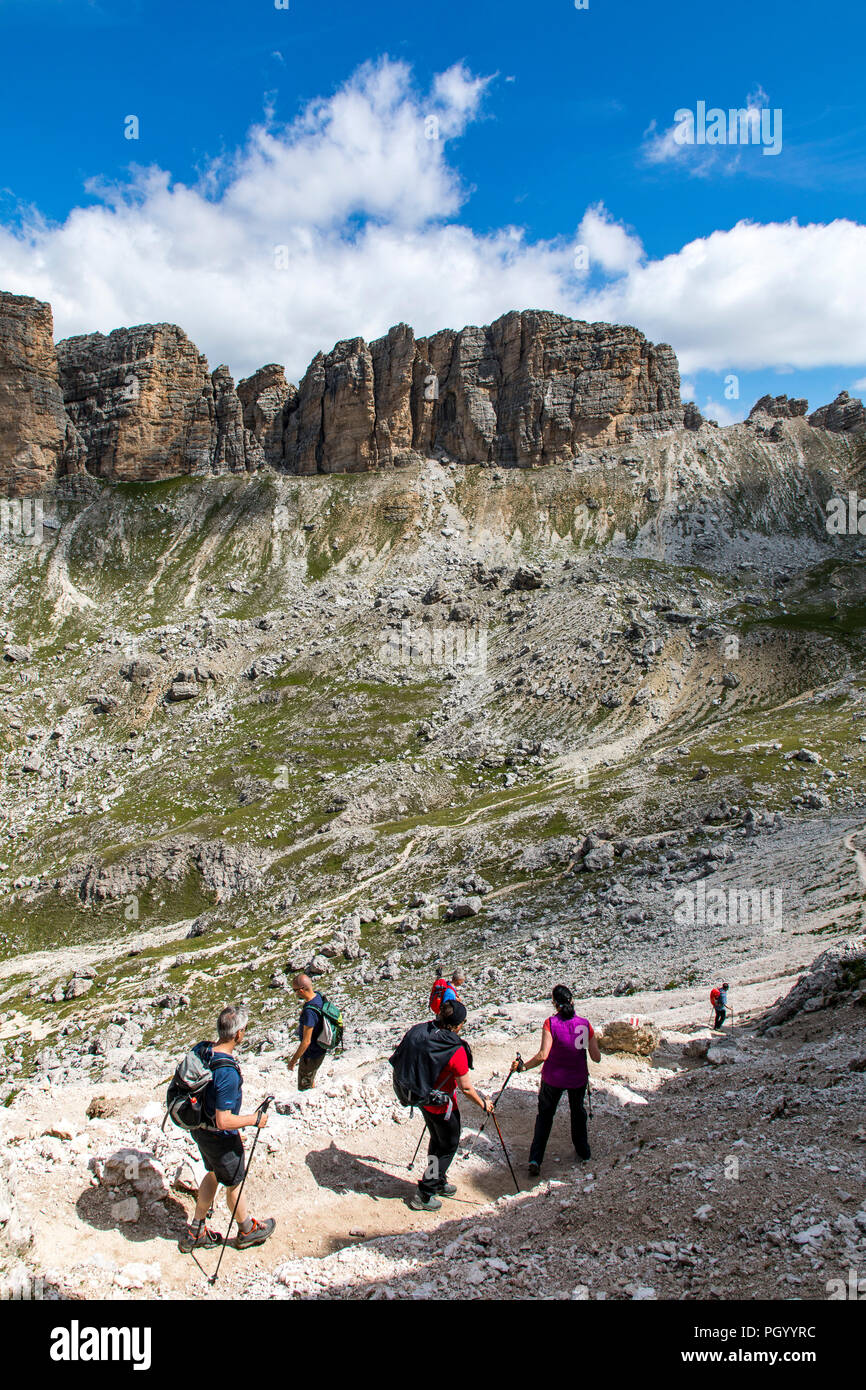 Le Randonneur dans le parc naturel de Puez-Geisler, Dolomites, le Tyrol du Sud, Trentino, en Italie Banque D'Images