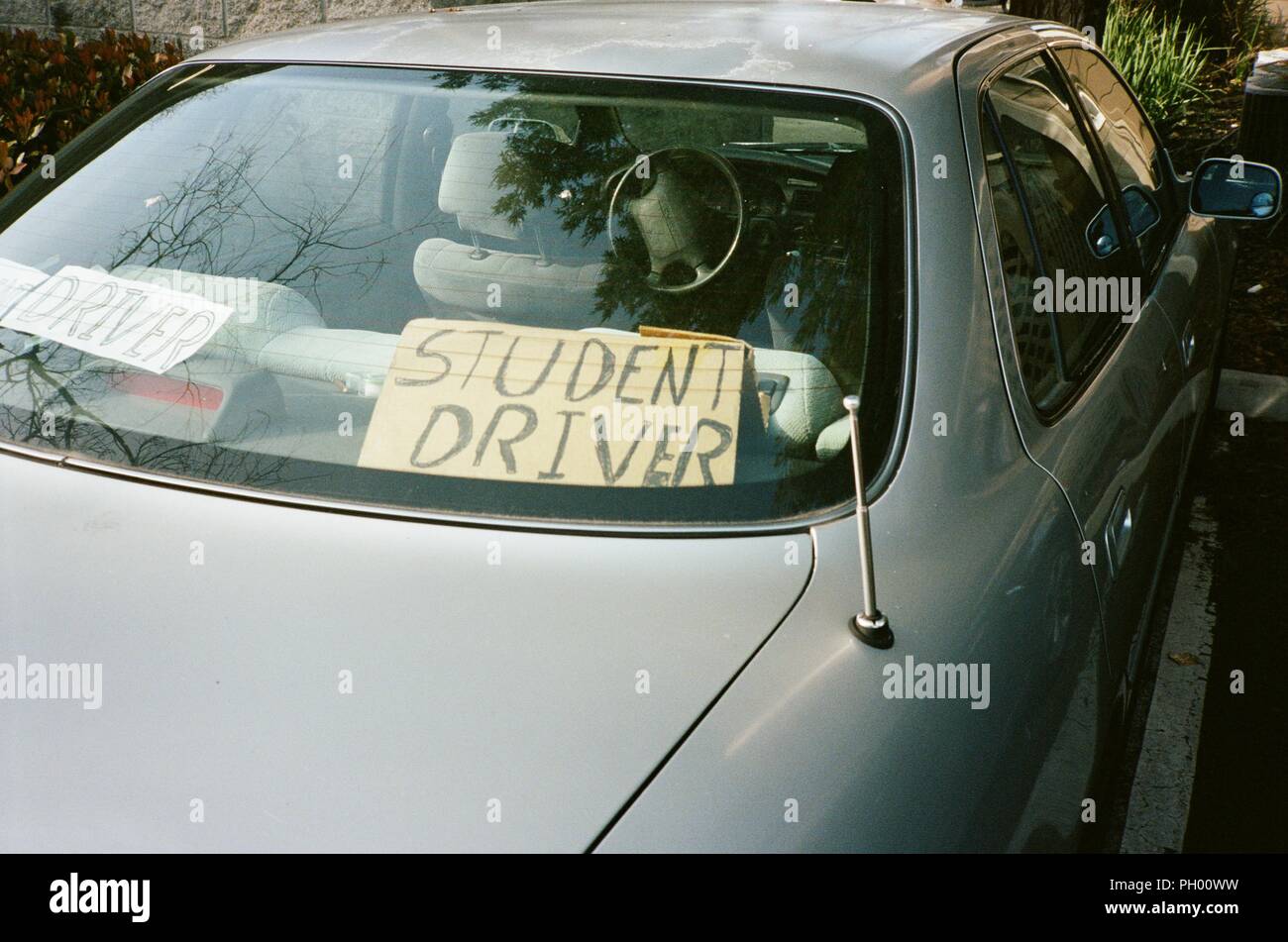 Vue arrière de voiture avec chauffeur étudiant lecture signe manuscrit, avertissement d'autres pilotes que la personne qui conduit le véhicule est d'apprendre à conduire, Dublin, Californie, mai 2018. () Banque D'Images