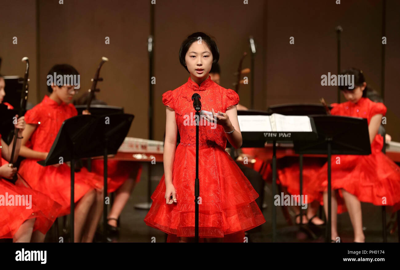 Des Moines, États-Unis d'Amérique. Août 27, 2018. Une fille de Shijiazhuang Langue étrangère l'École de musique folklorique Troupe est sur scène durant un concert à Des Moines de l'état de l'Iowa, États-Unis, le 27 août, 2018. État du Midwest américain de l'Iowa a eu lieu un concert ici dans la célébration du 35e anniversaire de son partenariat avec l'État frère de Chine dans la province de Hebei. Credit : Wang Ping/Xinhua/Alamy Live News Banque D'Images