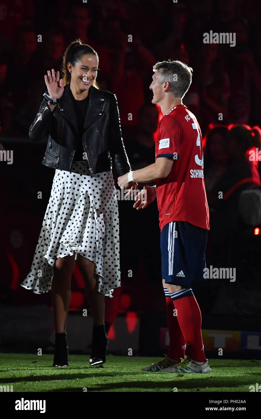 Bastian SCHWEINSTEIGER après fin de jouer avec sa femme Ana Ivanovic.  Bastian Schweinsteiger adieu match FC Bayern/Munich-Chicago sur 4-0, feu  28.08.2018 à Munich, l'Allianz Arena | Le monde d'utilisation Photo Stock -
