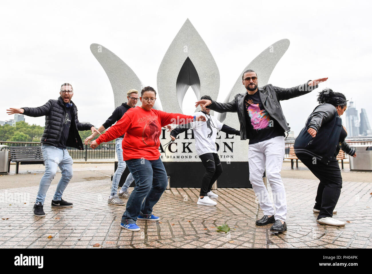 Londres, Royaume-Uni. 29 août 2018. Michael Jackson fans de danse 'Thriller' à côté d'un 13 pieds de géant a dévoilé la couronne ornée sur la rive sud, sur ce qu'aurait été l'anniversaire de Michael Jackson. Sony Music, en collaboration avec la succession de Michael Jackson, dévoilée l'installation pour célébrer le roi de Pop's Diamond anniversaire. Crédit : Stephen Chung / Alamy Live News Banque D'Images