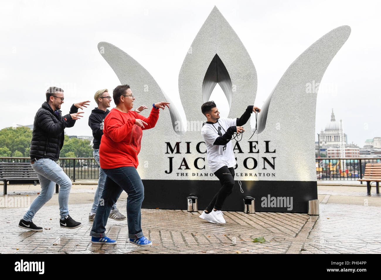 Londres, Royaume-Uni. 29 août 2018. Michael Jackson fans de danse 'Thriller' à côté d'un 13 pieds de géant a dévoilé la couronne ornée sur la rive sud, sur ce qu'aurait été l'anniversaire de Michael Jackson. Sony Music, en collaboration avec la succession de Michael Jackson, dévoilée l'installation pour célébrer le roi de Pop's Diamond anniversaire. Crédit : Stephen Chung / Alamy Live News Banque D'Images