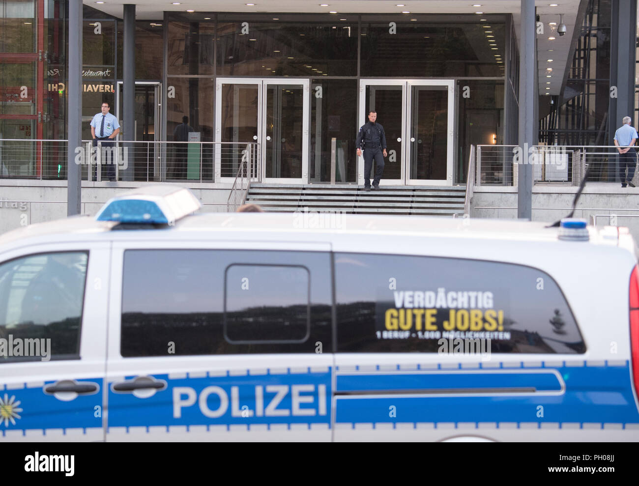 28 août 2018, l'Allemagne, Dresden : une voiture de police se tient devant le parlement de l'état à Dresde. Une veillée par les citoyens du cercle de l'anti-Islam mouvement Pegida initialement reçu peu de soutien à Dresde le mardi. Photo : Ralf Hirschberger/dpa Banque D'Images