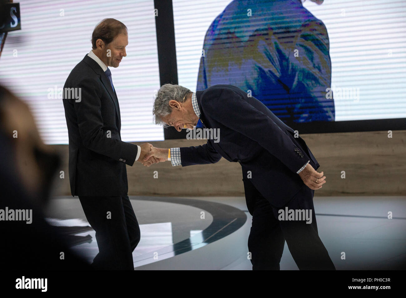 Moscou, Russie. 29 août 2018. La Russie de l'Industrie et du Commerce Ministre Denis Manturov (L) et Aurus CHEF Hilgert Franz Gerhard (R) lors de la présentation d'Aurus Senat véhicules conçus par le Centre de recherche scientifique et de l'automobile Automobile Institut moteurs (NAMI) dans le cadre de l'Kortezh au projet 2018 Moscow International Motor Show. Crédit : Nikolay Vinokourov/Alamy Live News Banque D'Images