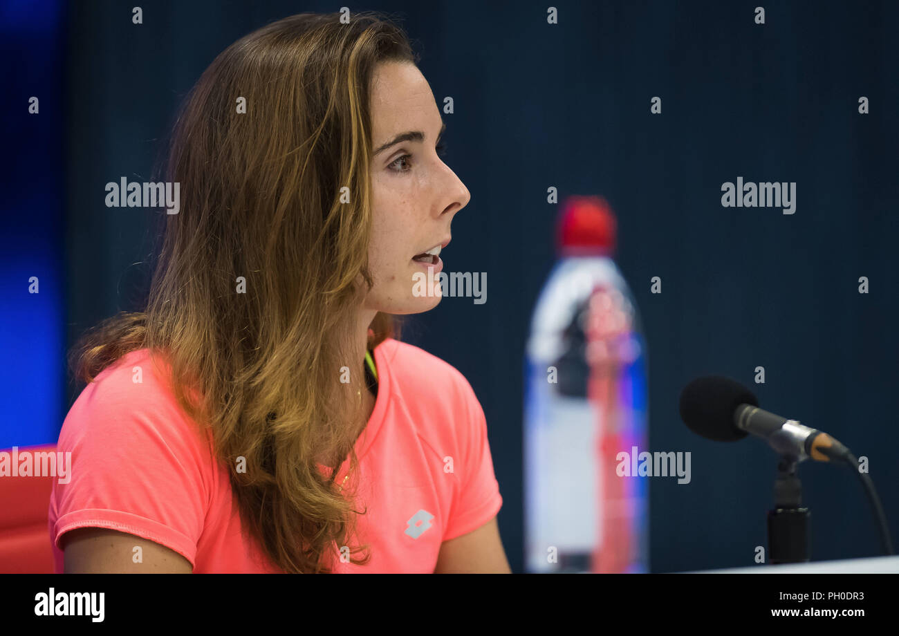 New York, USA. 29 août 2018 - New York, USA. Alize Cornet de France parle aux médias après avoir reçu un code illicite violation pendant au match d'hier de l'US Open 2018 Tournoi de tennis du Grand Chelem. Le 29 août 2018. Août 29, 2018. Credit : AFP7/ZUMA/Alamy Fil Live News Banque D'Images