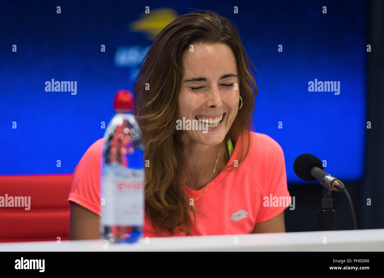 New York, USA. 29 août 2018 - New York, USA. Alize Cornet de France parle aux médias après avoir reçu un code illicite violation pendant au match d'hier de l'US Open 2018 Tournoi de tennis du Grand Chelem. Le 29 août 2018. Août 29, 2018. Credit : AFP7/ZUMA/Alamy Fil Live News Banque D'Images