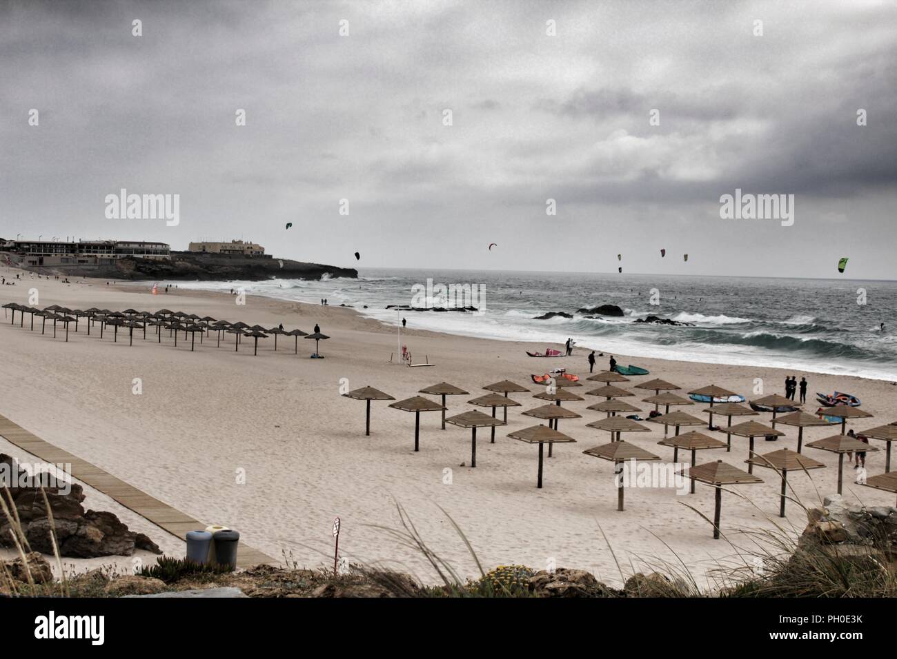 La plage de Guincho sous ciel nuageux au printemps au Portugal Banque D'Images