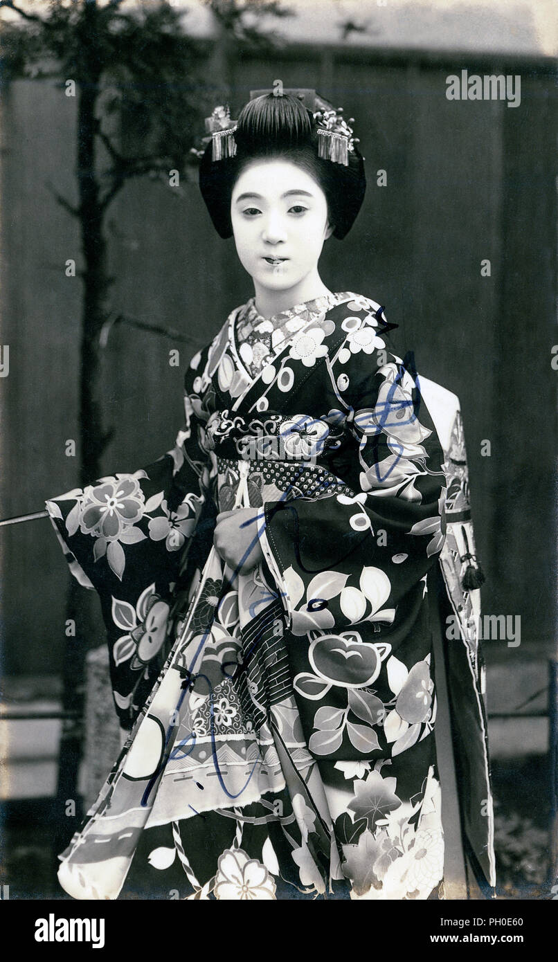 1920 - Japon Maiko (apprenti Geisha) ] - jeune japonaise maiko (apprenti  geisha) en kimono traditionnel et coiffure. 20e siècle vintage carte  postale Photo Stock - Alamy