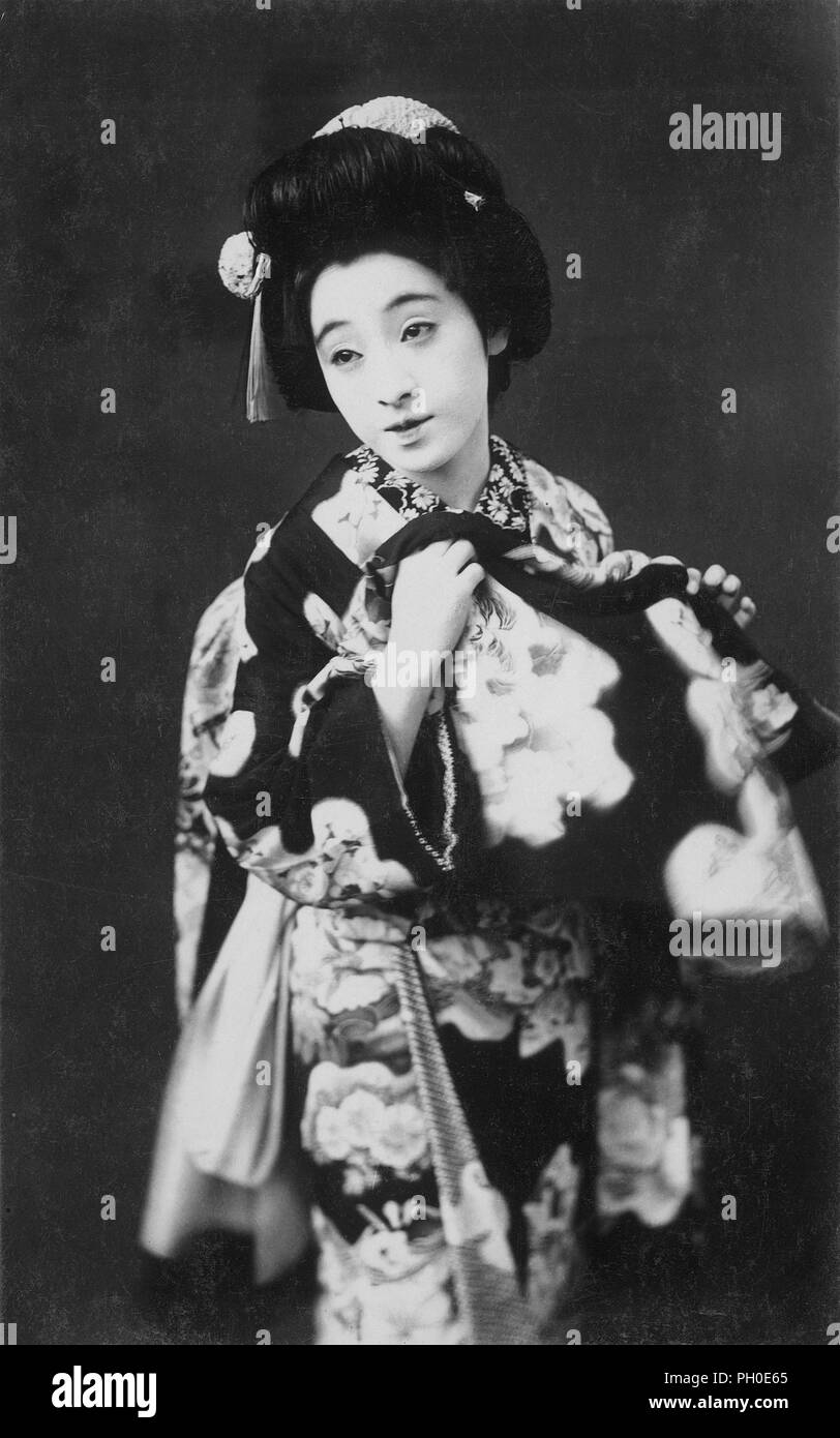 Jeune Femme Geisha En Kimono Japonais Traditionnel Regardant à L'avant