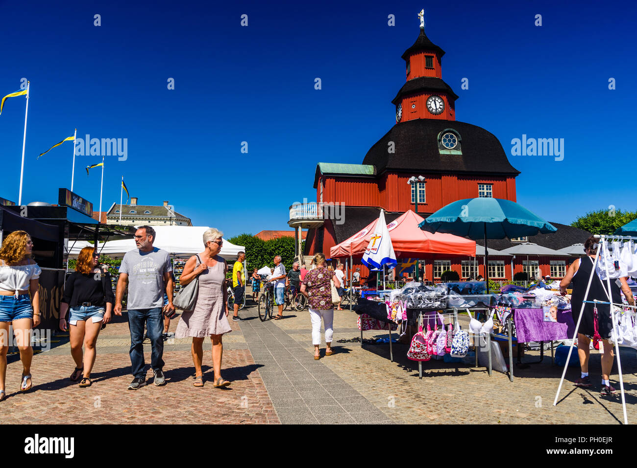 Lidkoping, Suède - le 4 juillet 2018 : Jour de marché avec les gens et les étals de marché en face de l'hôtel de ville rouge, une fois qu'un château de chasse, sur un jour d'été ensoleillé Banque D'Images
