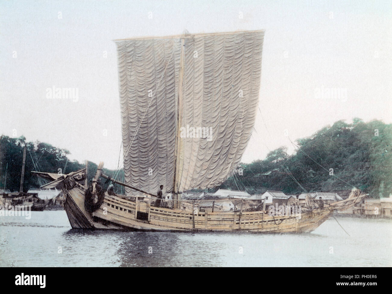 [ 1890 - Japon Cargo japonais sous voiles ] - bateau à la voile. 19e siècle vintage albumen photo. Banque D'Images