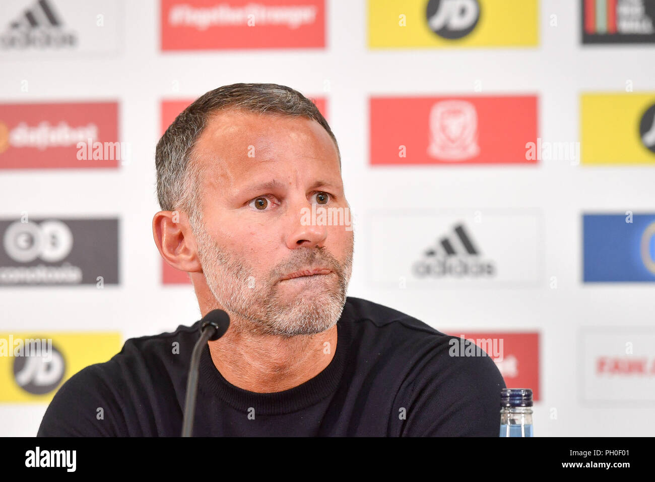 Pays de Galles manager Ryan Giggs au cours de la conférence de presse au Musée de St Fagans Welsh, l'histoire de Cardiff. Banque D'Images