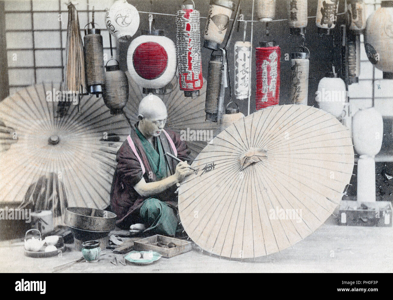 [ 1890 - Japon Japanese Parasol Bouilloire ] - une bouilloire de lanternes de papier et des parasols utilise un pinceau pour écrire des kanji (caractères japonais) sur un parasol. Cette image est liée à 70219-0018 - Lanterne électrique. 19e siècle vintage albumen photo. Banque D'Images