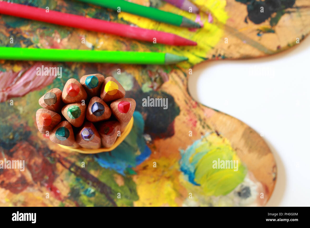 Outils pour la créativité, à savoir des crayons, pinceaux et palette Banque D'Images