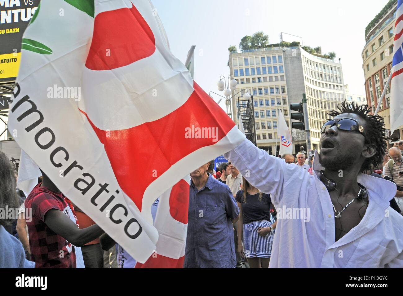 Milan (Italie), 28 août 2018, l'anti-fasciste et anti-raciste appelé démonstration par de nombreux partis de gauche et les partis démocratiques et les organisations à l'occasion de la réunion de la préfecture de Matteo Salvini, ministre de l'intérieur et leader du parti de droite Lega, avec le premier ministre hongrois Viktor Orban. Banque D'Images