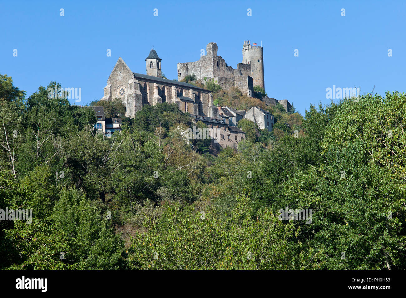 Château de Najac et Abbey dans le soleil d'été, Najac, Aveyron, Occitanie, France, Europe Banque D'Images