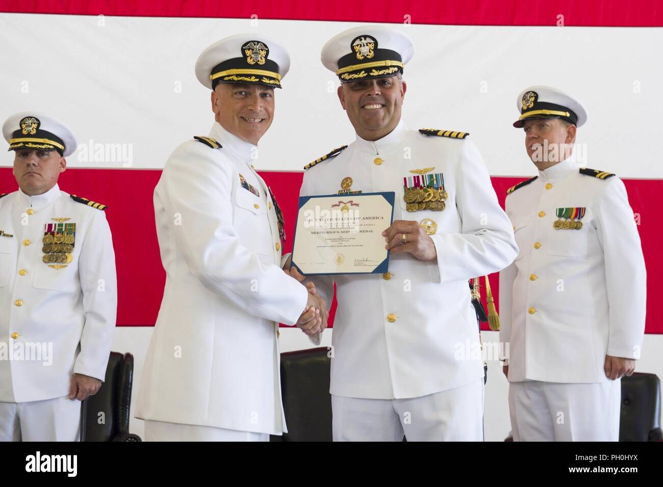 OAK Harbor, Washington (14 juin 2018) Commodore, Patrol et Reconnaissance Wing dix (CPRW-10), le Capitaine Kevin D. Long présente la Médaille du service méritoire à la Corvette. Derrick W. Eastman au cours de la cérémonie de passation de commandement de l'Escadron de patrouille (VP-46) à la Naval Air Station (NAS) l'île de Whidbey. Au cours de la cérémonie, le cmdr. Michael D. Évêque soulagé le Cmdr. Derrick W. Eastman comme commandant de l' 'chevaliers gris de VP-46. Banque D'Images