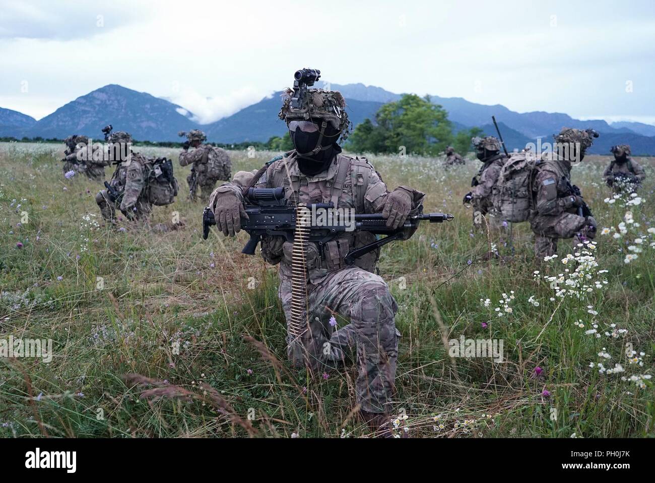 Les parachutistes de l'Armée américaine affecté au 2e Bataillon, 503e Régiment d'infanterie, 173e Brigade aéroportée, observer la zone après une opération aéroportée de C-17 Globemaster III au cours de l'effort de grève à baïonnette est. La 173e Brigade aéroportée de l'armée américaine est la force de réaction d'urgence en Europe, capables de projeter des forces n'importe où aux États-Unis, d'Europe centrale ou de l'Afrique des commandes de domaines de responsabilité. Banque D'Images