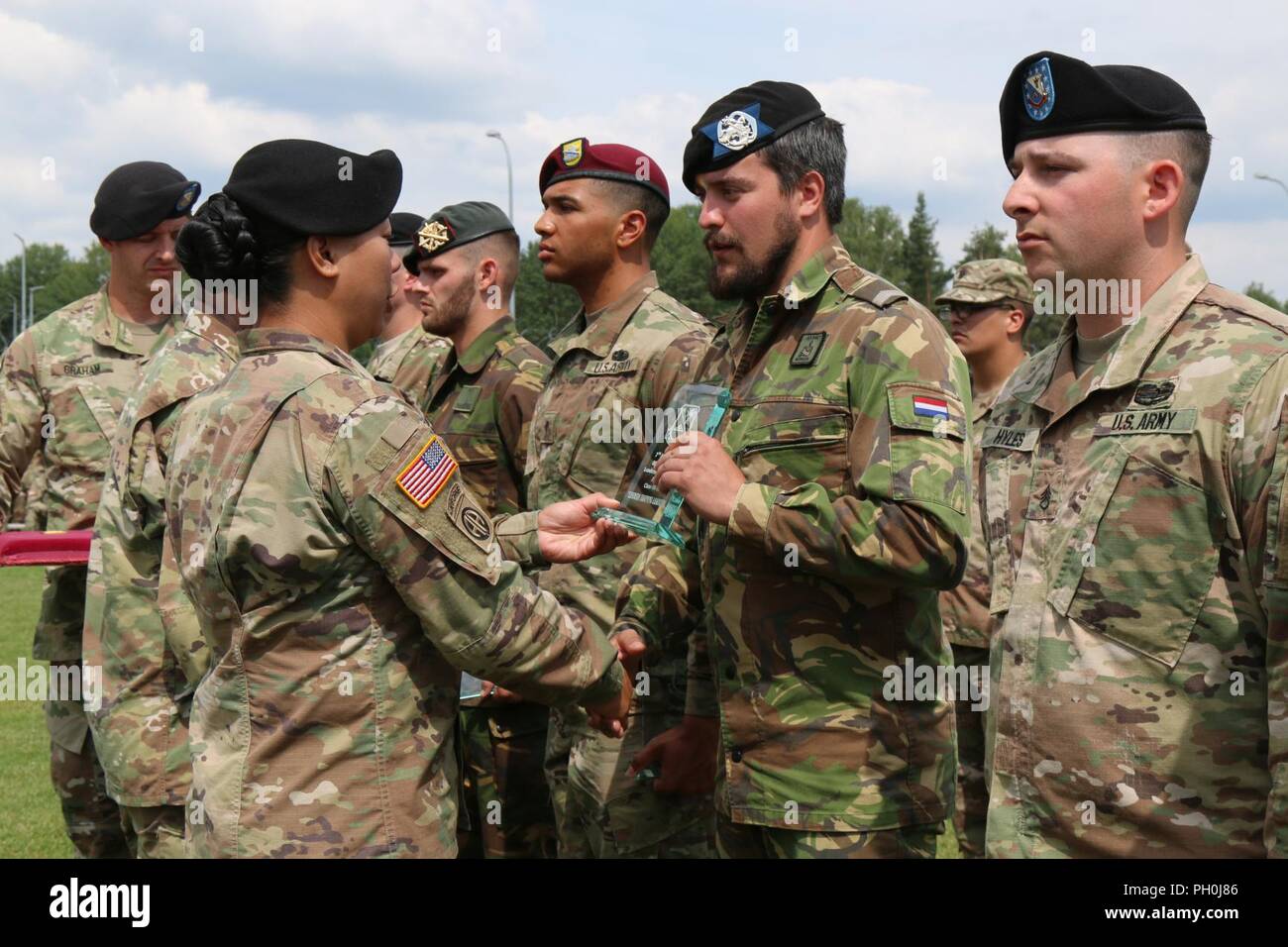 Le CPL Tirkaboy Authier des Pays-Bas reçoit le prix de leadership exceptionnel au cours de l'Académie des sous-officiers de l'Armée 7e cérémonie de remise de diplômes à Grafenwoehr, Allemagne, le 15 juin 2018. Banque D'Images