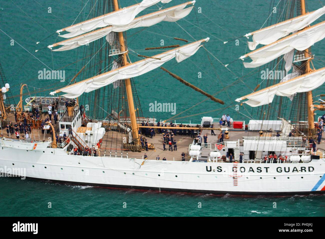 Les garde-côte Eagle, 'America's Tall Ship', se rendra à San Juan, Porto Rico du 15 au 18 juin, où il sera ouvert aux visites du public gratuitement au quai 1 au cours de l'horaire suivant : Samedi 16 juin, de 10 h à 19 h dimanche 17 juin, de 13 h à 19 h Lundi 18 juin de 10 heures à 19 heures "L'aigle a une longue histoire de la voile dans les Caraïbes", a déclaré le Capitaine Eric King, commandant de la Garde côtière des États-Unis Le Secteur de San Juan. 'Les cadets sont vraiment hâte de partager ces 82 ans trésor marin avec le peuple de la République dominicaine et Porto Rico dans le cadre de Banque D'Images