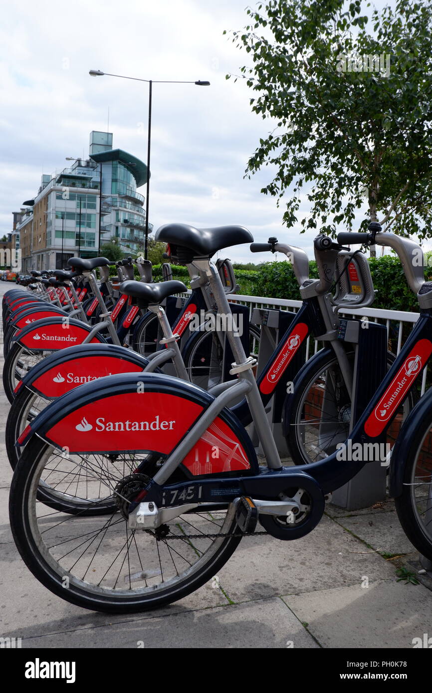 Une station d'contenant TFL bicyclettes au Wapping, East London. Les bicyclettes sont parrainés par Santander et sont généralement connus comme Boris Bikes. Banque D'Images