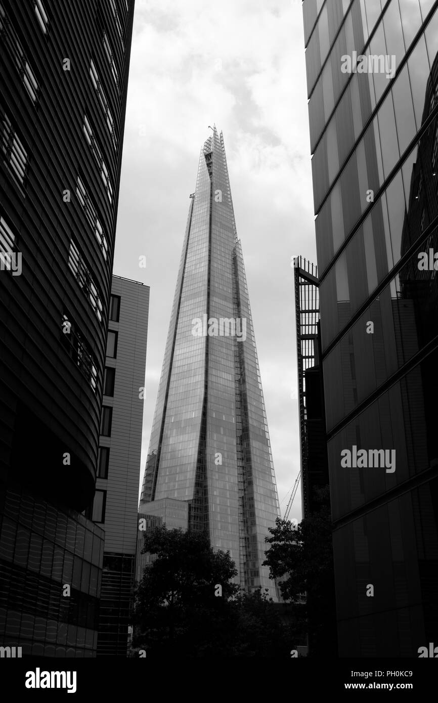 Le Shard, London Bridge. Le tesson est un gratte-ciel de 95 étages conçu par Renzo Piano. Le fragment est le quatrième plus haut bâtiment de l'Europe à 309.7m. Banque D'Images