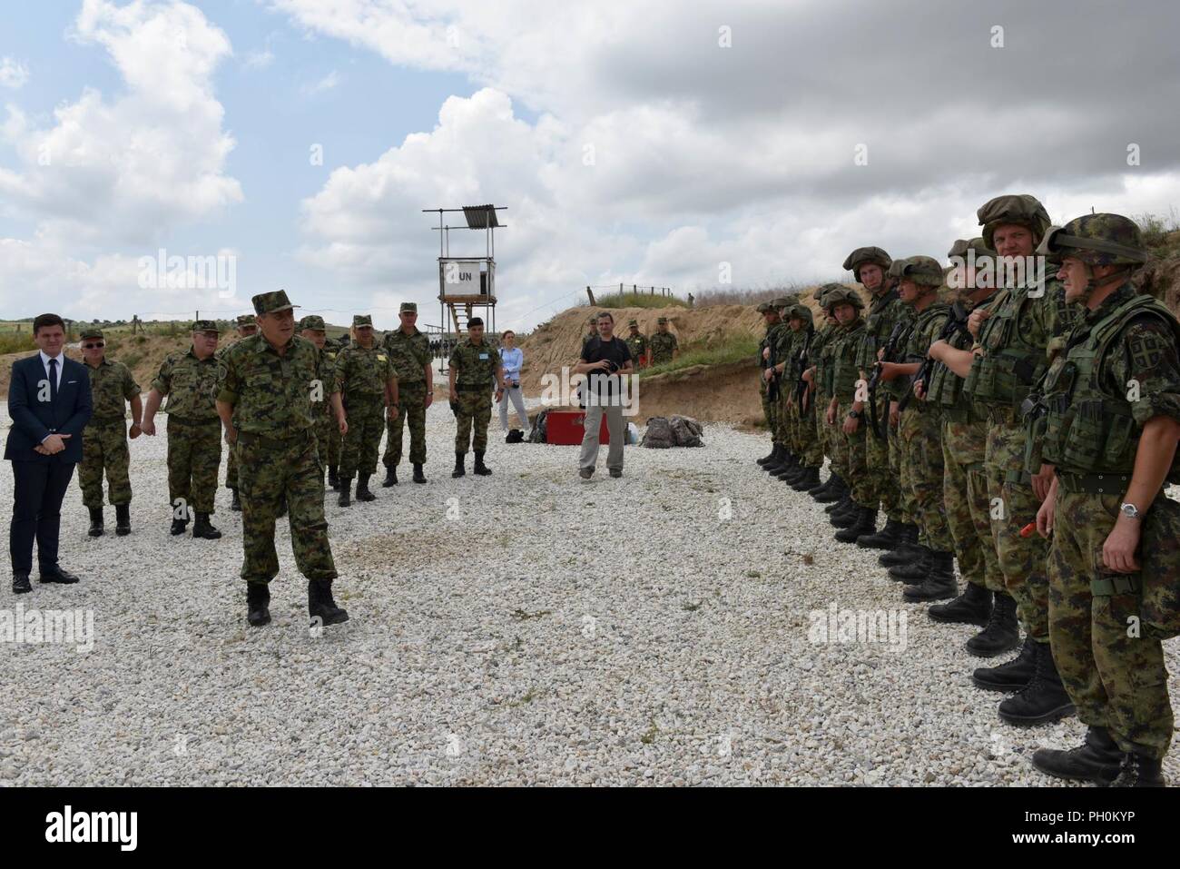 Le général Ljubisa Dikovic, chef d'état-major général des Forces armées serbes, les visites et la base du Sud Borovac Secteur d'entraînement, le 15 juin 2018, d'observer des manifestations de formation pendant l'exercice 2018 Platinum Wolf. Ici, il visite en compagnie de soldats de l'Armée serbe à la suite d'une démonstration d'armes non létales, dirigés par les membres de l'armée américaine 838 e et 269e compagnies de Police militaire, à partir de l'Ohio et du Tennessee, Garde Nationale, respectivement. Les deux semaines de la force multinationale de maintien de la paix, un exercice réunit plus de 500 soldats de 10 nations ensemble afin d'améliorer la coopération militaire et l'interope Banque D'Images