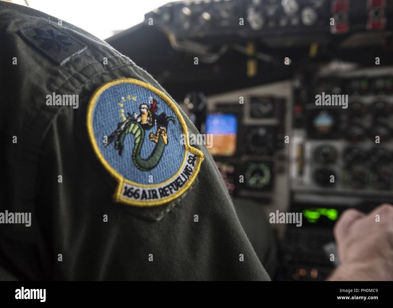 Un pilote de la 121e Escadre de ravitaillement en vol, de l'Ohio détient le joug d'un KC-135 Stratotanker après le décollage de Rickenbacker Air National Guard Base, Ohio, le 15 juin 2018. Le Stratotanker est en route pour faire un exercice de ravitaillement sur l'océan Atlantique. Banque D'Images