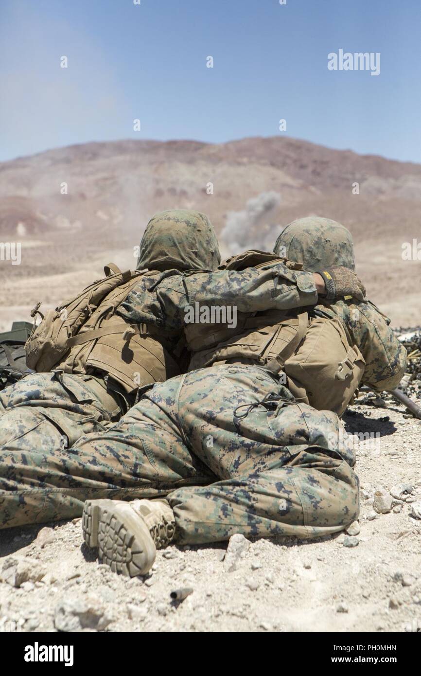 Réserver Marines avec la Compagnie A, 1er Bataillon, 23e Régiment de Marines, 4e Division de marines, le feu de leurs mitrailleuses M240 à un objectif théorique au cours d'un parcours du combattant, à l'exercice d'entraînement intégré 4-18, à bord de Marine Corps Air Ground Combat Center Twentynine Palms, Californie, le 16 juin 2018. L'ITX 4-18 fournit sur les éléments du groupe de travail l'occasion de se soumettre à des évaluations des compétences de niveau de service afin qu'ils puissent s'intégrer de façon transparente avec le service actif les Marines, dans une masse d'Air Maritime Task Force, en cas de crises qui nécessite une réponse rapide. Banque D'Images