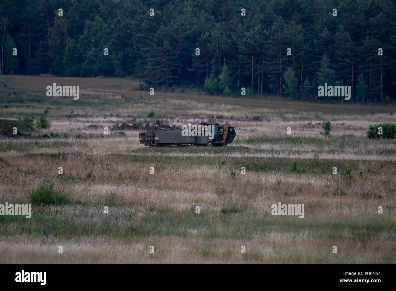 M142 Système de roquettes d'artillerie à grande mobilité (HIMARS) Rencontres avec le 1er bataillon du 623e Régiment d'artillerie de la Garde nationale du Kentucky, participant à la grève 18 Sabre d'exécuter une mission de tir à Bemoko Piskie, Pologne, le 15 juin 2018. Grève de sabre 18 facilite la coopération entre les États-Unis, l'estonien, letton, lituanien, polonais et d'autres pays alliés et les pays partenaires à améliorer la capacité opérationnelle dans une variété de missions. L'exercice prépare les nations participantes et de ses unités pour des opérations futures, tout en renforçant l'alliance de l'OTAN. Banque D'Images