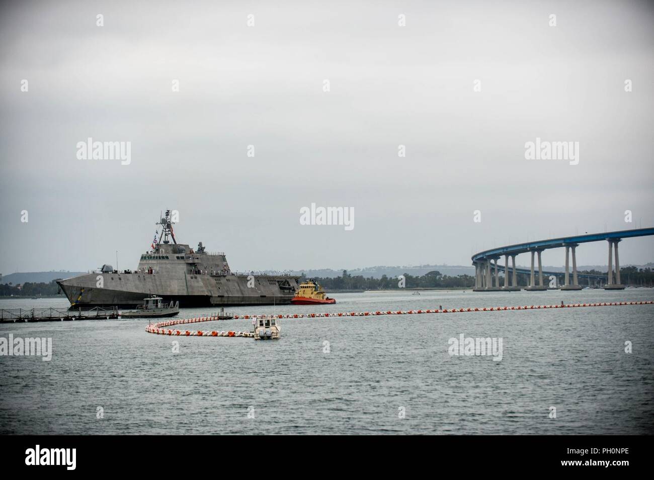 La base navale de SAN DIEGO (19 juin 2018) l'indépendance la variante de combat littoral USS Manchester (LCS 14) arrive à la base navale de San Diego après avoir terminé le premier passage du navire comme un nouveau navire commandé. Manchester est la neuvième LCS pour être homeported à San Diego Naval Base Banque D'Images