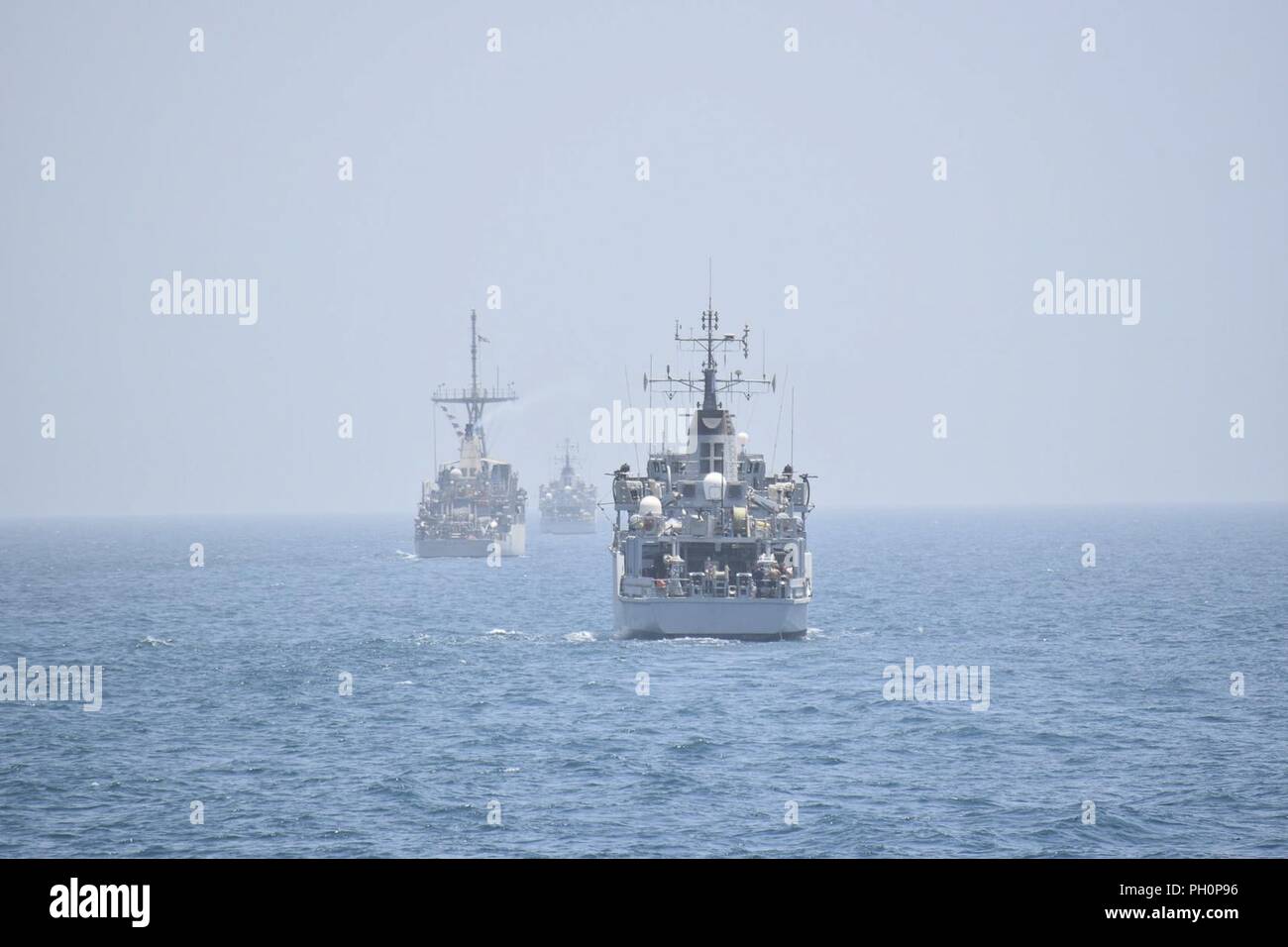 U.S. 5ÈME ZONE DES OPÉRATIONS DE LA FLOTTE (12 juin 2018) le HMS Ledbury (M30), USS Sentry (MCM), 3 et le HMS Middleton (M34) en commun pour la lutte contre les mines de l'exercice (MCMEX) 18-2. L'exercice bilatéral de coopération mutuelle, améliore les capacités de lutte contre les mines et l'interopérabilité entre les États-Unis et le Royaume-Uni, ce qui démontre la volonté commune d'assurer l'exploitation sans entrave de la marine et de navires de soutien, ainsi que les mouvements de la navigation commerciale, tout au long de le domaine maritime. Banque D'Images