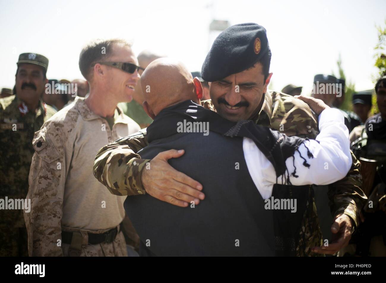 La province d'Helmand, en Afghanistan (15 juin 2018) - Brig. Gen. Dawood Tarakhail, général commandant de la Zone de 505ème de la Police nationale afghane (PNA), accueille les conseillers du Corps des Marines des États-Unis avec la Force au sud-ouest au cours d'une célébration de l'Aïd al-Fitr au siège de l'ANP Zone 505ème. L'Eid al-Fitr est la "fête de la rupture du jeûne" que représente la fin du Ramadan, le mois le plus sacré dans la religion musulmane, dans lequel le jeûne est observé de l'aube au crépuscule. Banque D'Images