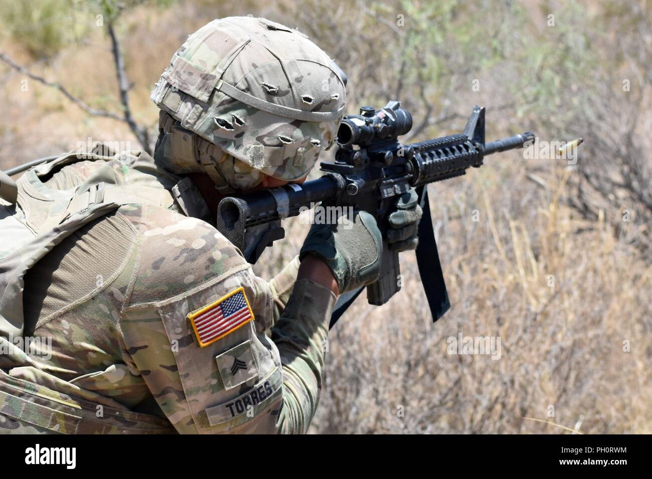 Le Sgt. Manuel Torres, affecté à la 127e Bataillon de soutien à l'aviation, l'aviation de combat Brigade, 1st Armored Division, tire une M4 carabine semi-automatique au cours de l'opération de labour au Stampede Gamme McGregor, N.M., le 14 juin 2018. Banque D'Images