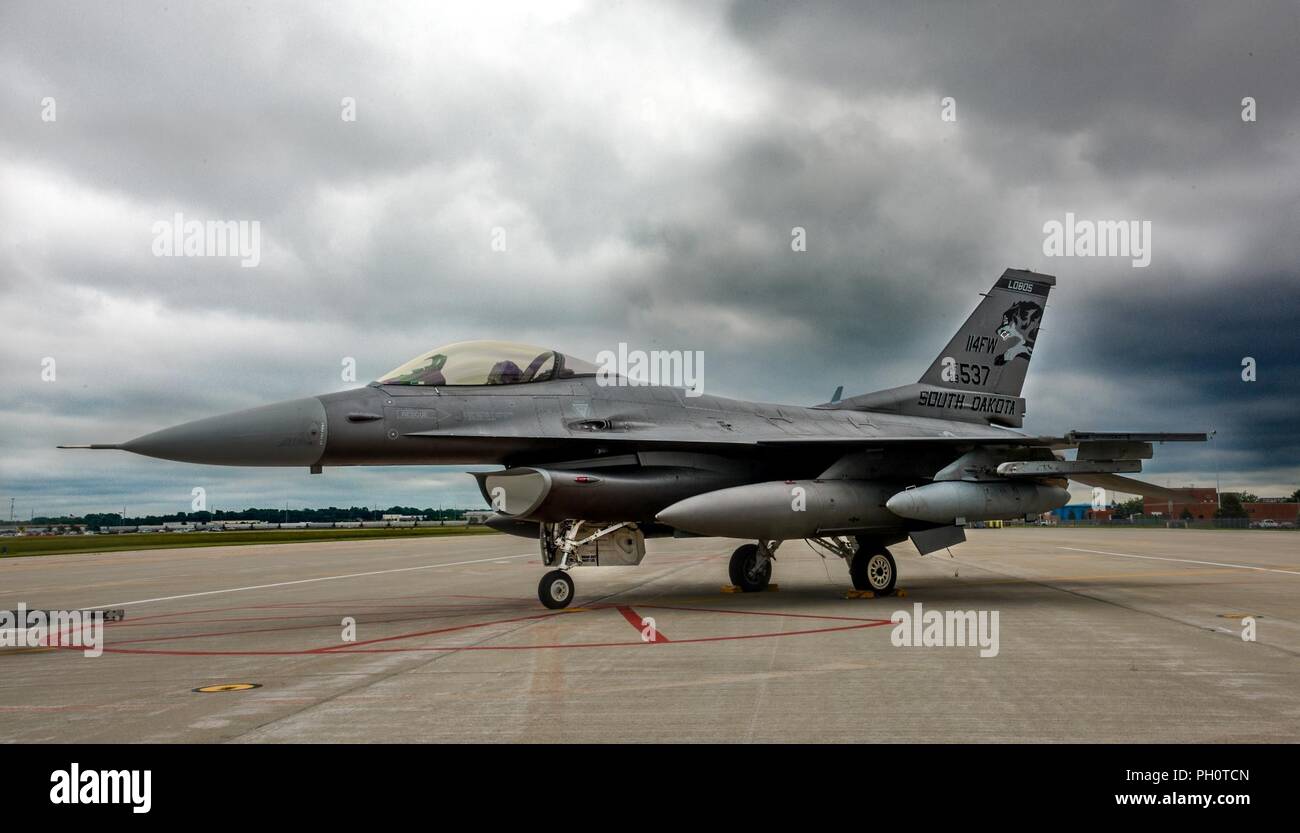 La 114e Escadre de chasse F-16 Fighting Falcon arrive à Joe Foss Field, S.D., le 19 juin 2018 après s'être repeint. La 114e Escadre de chasse converti à la cellule F-16 en 1991, de l'A-7 Corsair. Banque D'Images