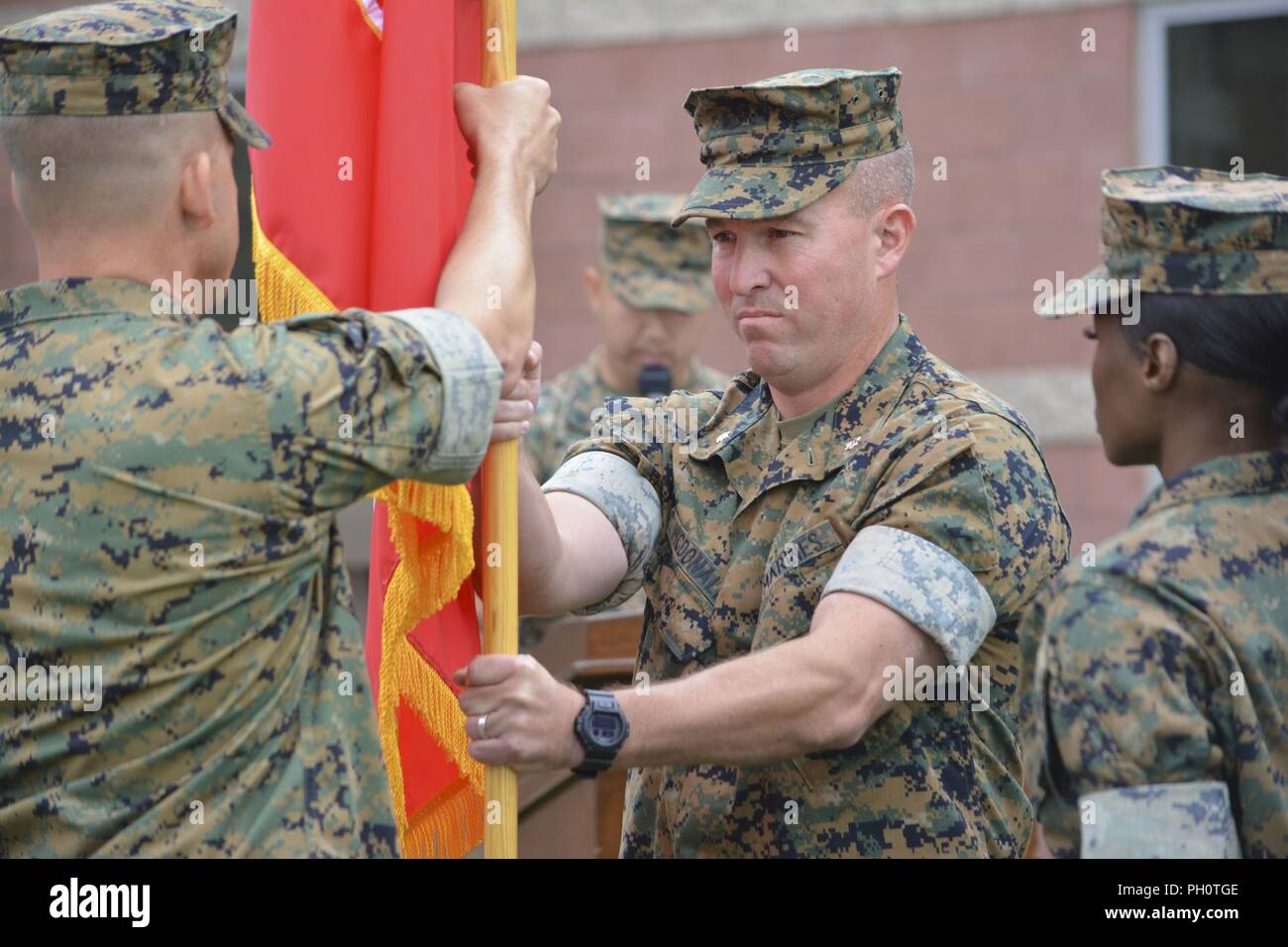 BELL GARDENS, en Californie (21 juin 2018) Le lieutenant-colonel des marines américain Matthew F. McDonald, commandant du 3e Naval Air Compagnie de Liaison, droite, reçoit le guidon du lieutenant-colonel des marines américain Aaron M. Doty, ancien commandant du 3e Naval Air Compagnie de liaison, lors de la cérémonie de passation de commandement des Forces armées des États-Unis au centre de la réserve. Au cours de la cérémonie de passation de commandement, le guidon est échangé de le commandant sortant de la nouveau commandant pour signifier l'abandon de la commande et l'acceptation par le nouveau commandant. Banque D'Images