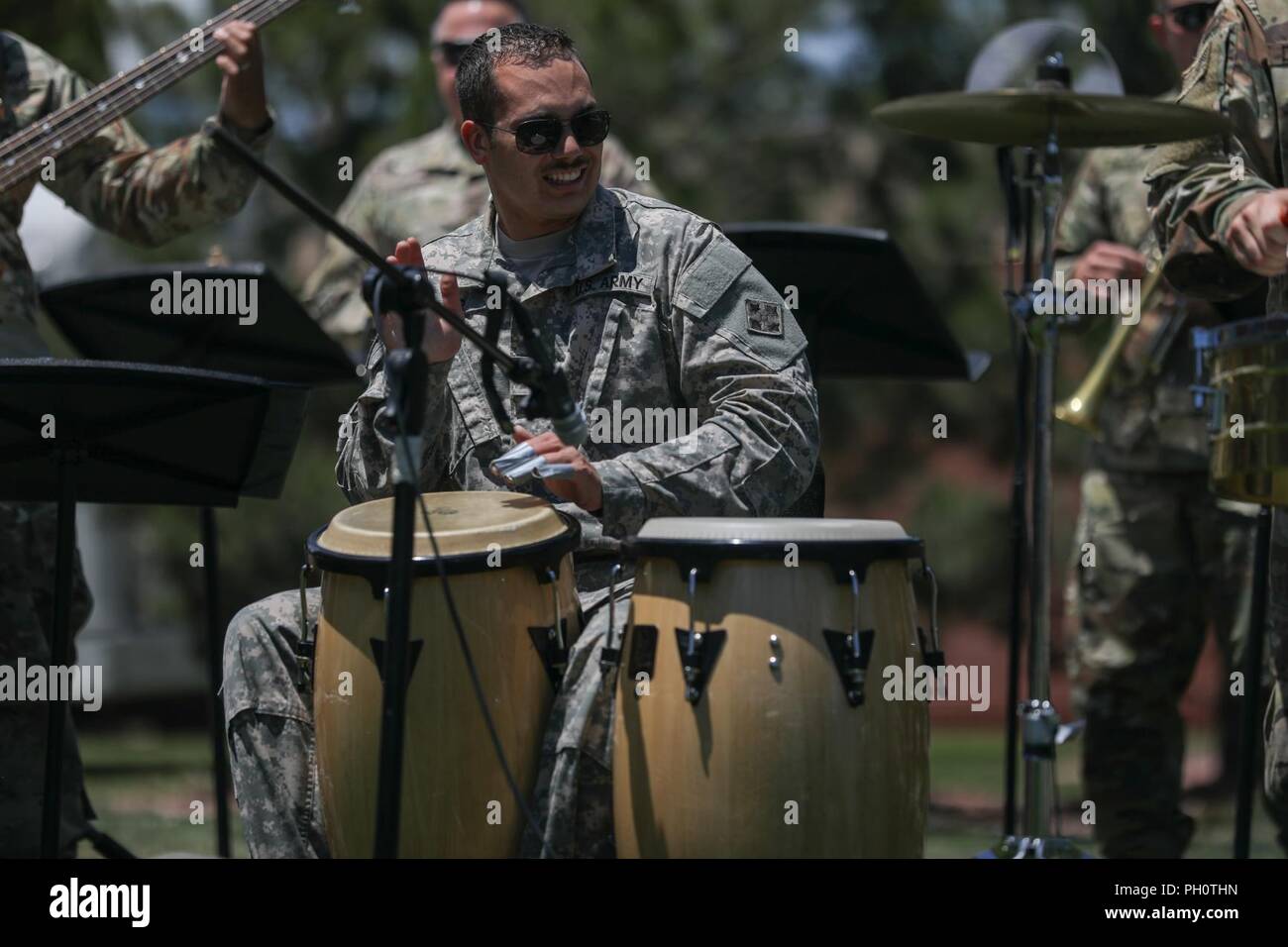 Le Sgt. Aaron Elder, percussionniste, avec la 4e Division d'infanterie Band joue les bongos au cours de rumba Latina's first performance à Fort Carson, Colorado, le 21 juin 2018. Les membres de la division jouent dans une variété de groupes de performances allant de classic rock à la musique classique. Banque D'Images