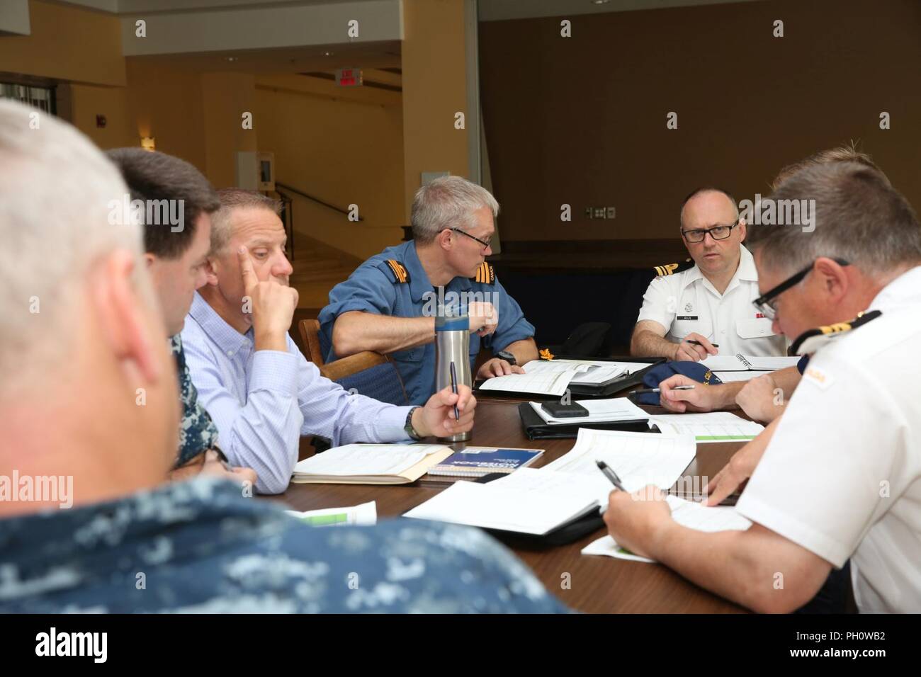 HALIFAX, Nouvelle-Écosse (20 juin 2018) groupes de discussion discuter des problèmes, des considérations, des contraintes et des restrictions qu'ils sont susceptibles de rencontrer au sein de l'équipe tripartite 2018 Exercice sur table des pourparlers. Les forces de la flotte américaine Banque D'Images