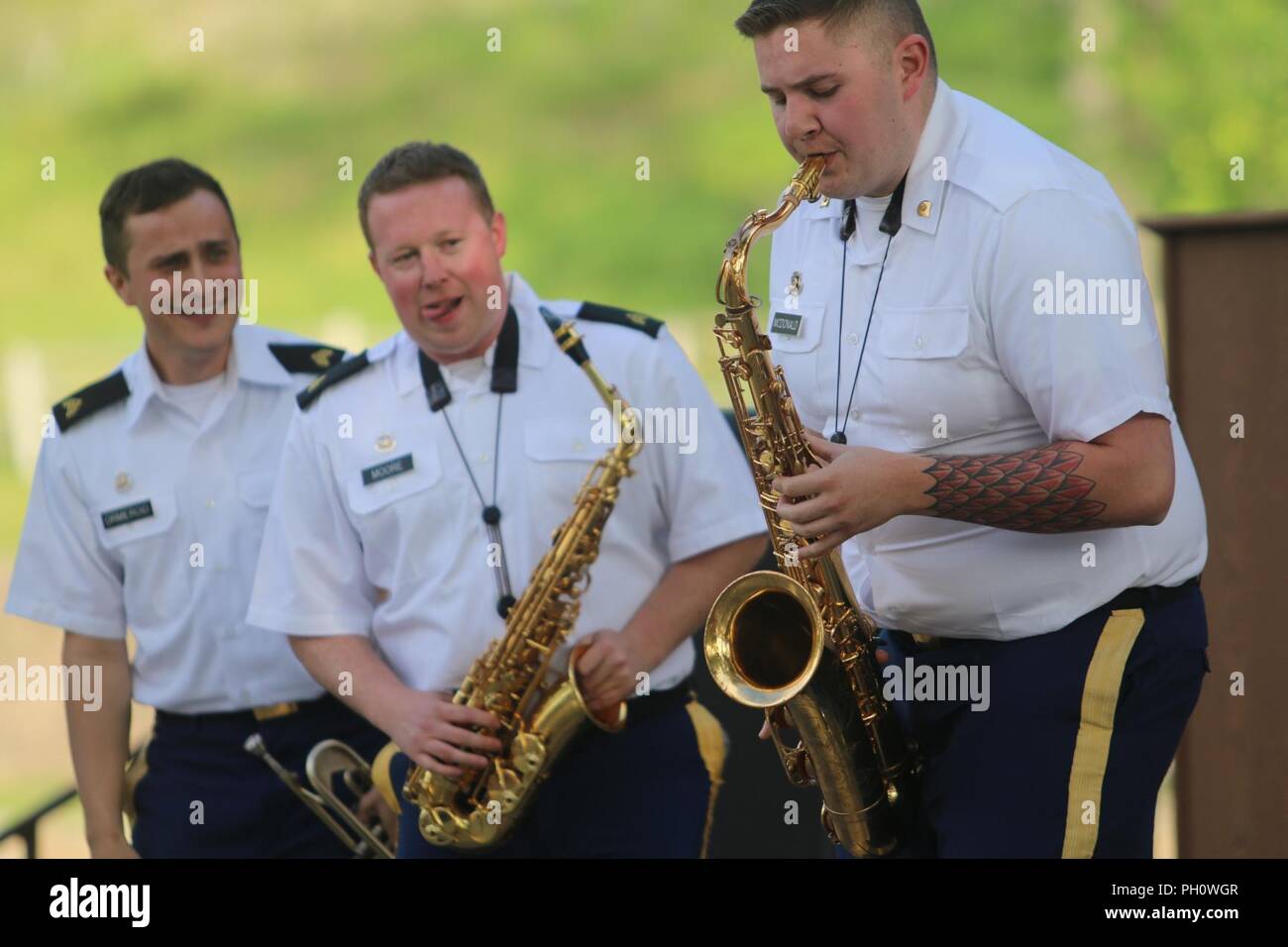 La frontière du saxophoniste Jazz' SPC. Jake McDonald prend l'étape centrale. Le Sgt. Ormeroid Brandon à la trompette et le Sgt. John Moore sur le saxophone. La Garde nationale d'armée du Wyoming's 67th Army Band de Wheatland, dans le Wyoming, divertit la foule des festivaliers concert au Hot Springs State Park kiosque dans le cadre de la série de concerts d'été du parc le mardi 19 juin. Le groupe a fait plusieurs arrêts à travers l'état cette année, comme Yellowstone, Laramie, Cheyenne, Saratoga, et Dubois. Army National Guard (Wyoming Banque D'Images