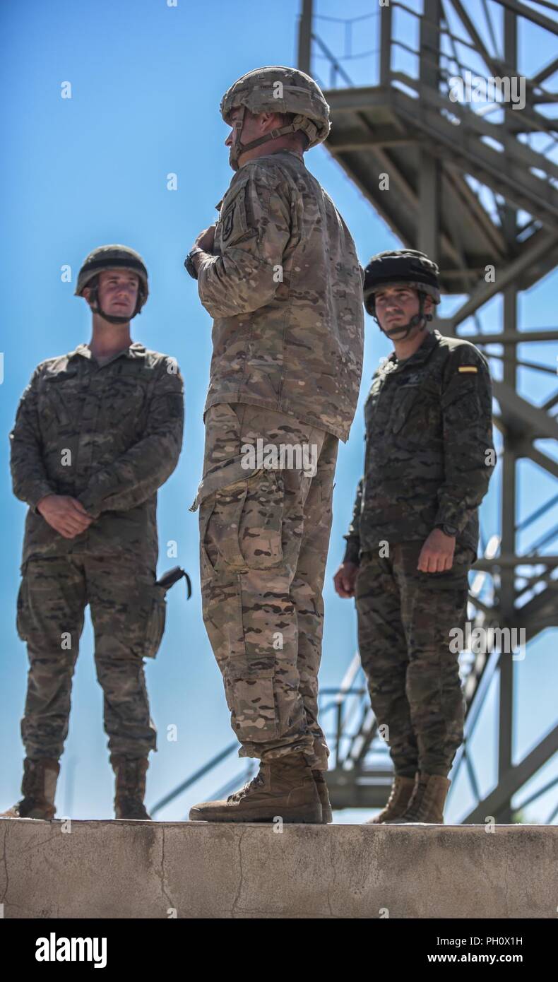Parachutistes du 1er bataillon du 503e Régiment d'infanterie, l'atterrissage en parachute conduite falls (PLFs) aux côtés de nos alliés de l'espagnol. Tous les parachutistes doivent effectuer quatre PLFs approprié afin d'achever les soutien la formation. Banque D'Images
