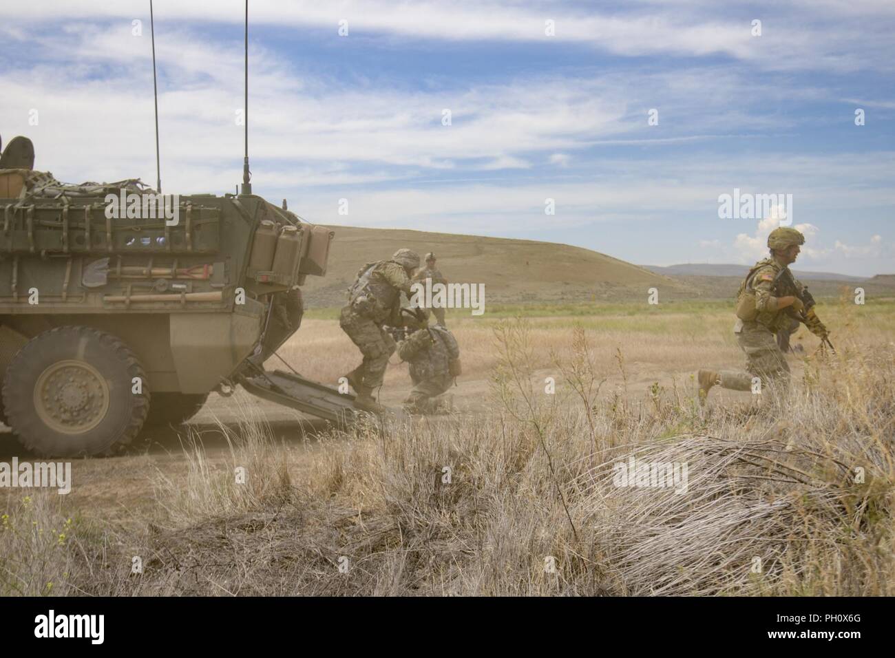 Soldats de la Compagnie Charlie, 1er Bataillon, 161e Régiment d'infanterie, 81e brigade Stryker, descendre d'une brigade Stryker pendant un exercice de formation, au centre de formation de Yakima, Yakima, Washington, 21 juin 2018. Ces exercices simulent les conditions et les défis que les soldats auraient à affronter en un vrai feu. Banque D'Images